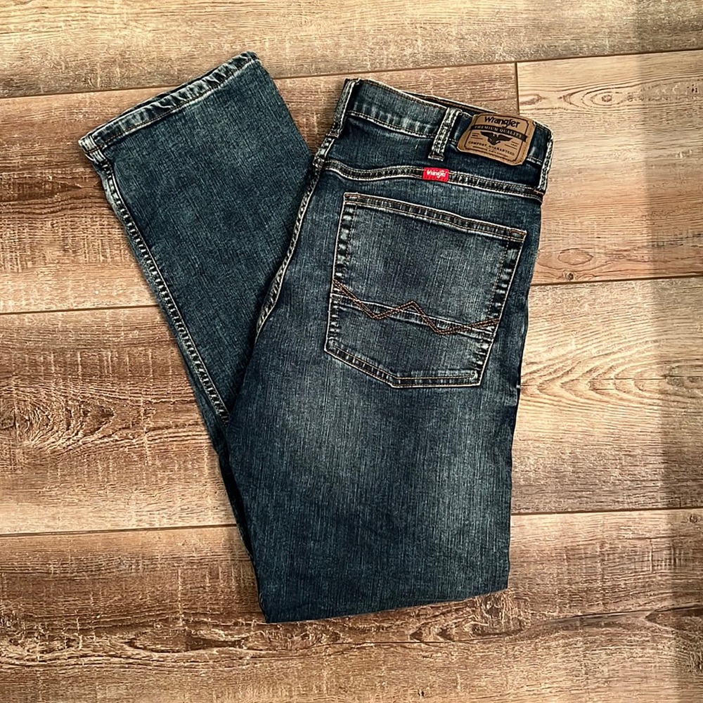 Wrangler Slim Straight Mens jeans
